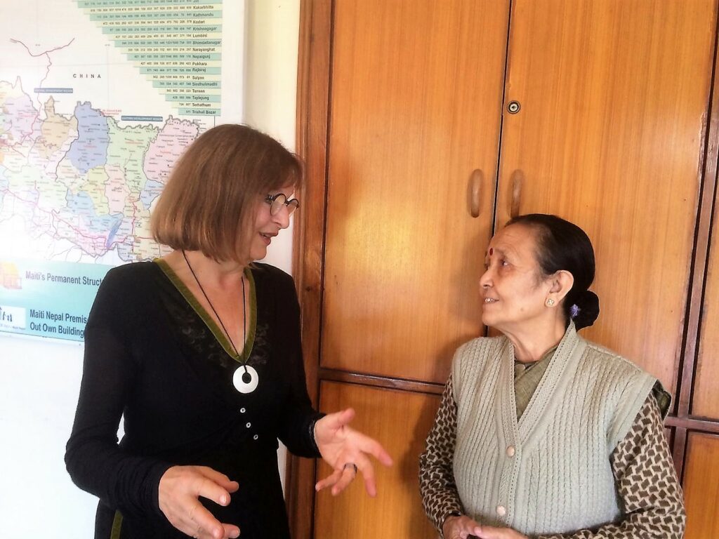 Dr. Johanne Feldkamp bei einem ihrer regelmäßigen Besuche 2018 mit Anuradha Koirala